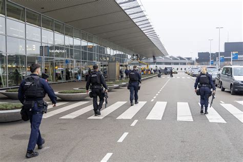 politieagenten onderzoeken de vertrekhal van de luchthaven na een aanslag
