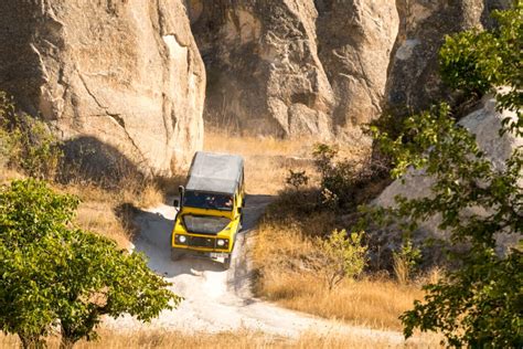 Een Super Jeep rijdt door het ruige landschap van de IJslandse hooglanden