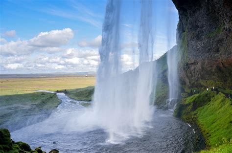 De Seljalandsfoss waterval met op de achtergrond de IJslandse natuur