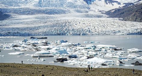 IJsbergen drijven in het Fjallsárlón gletsjermeer