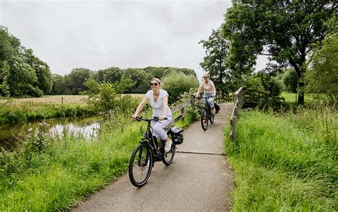 Fietsers op een schilderachtige route langs een meer in de bergen
