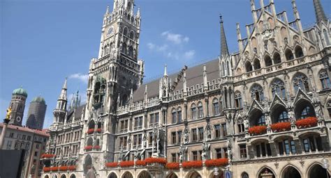 Montage van iconische bezienswaardigheden in München, zoals de Frauenkirche en Marienplatz.
