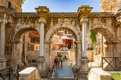 De Romeinse Poort van Hadrianus in Antalya