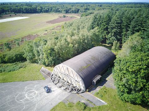 Foto van een gerestaureerde hoogtemeetradar (SGR-109) opgesteld op het terrein van de voormalige vliegbasis.