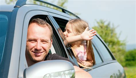 Een gezin dat instapt in een ruime huurauto