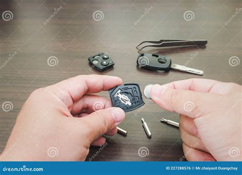 Man die een autosleutel overhandigt