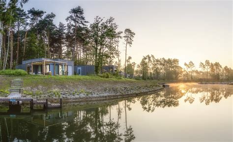 Vogelvlucht over Center Parcs Terhills Resort met cottages en natuurlijke omgeving