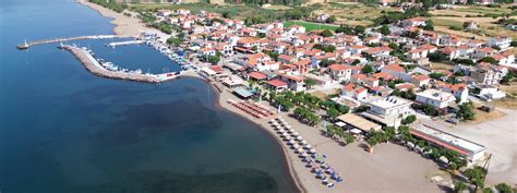 panoramisch uitzicht op Skala Kalloni met de Golf van Kalloni op de achtergrond en traditionele Griekse huisjes aan de kust