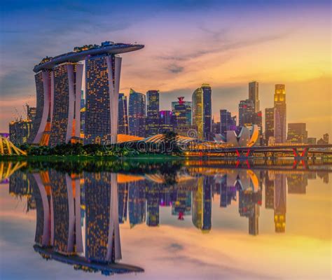 Uitzicht over Marina Bay met de skyline van Singapore