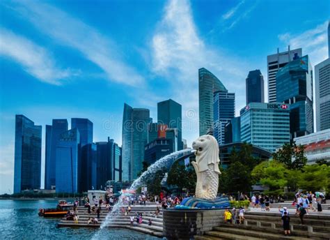Het Merlion-standbeeld met de skyline van Singapore op de achtergrond