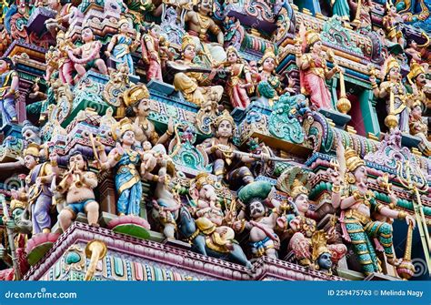 De kleurrijke gevel van de Sri Veeramakaliamman-tempel in Little India