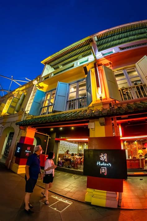 De levendige kade van Clarke Quay 's avonds, met verlichte restaurants en bars
