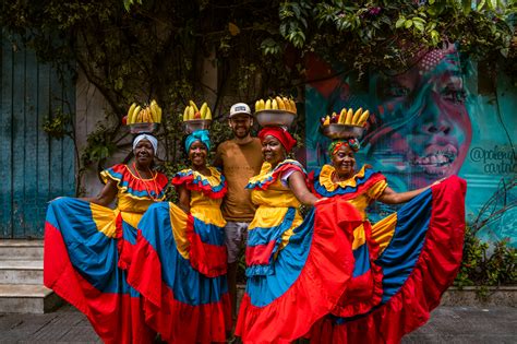 een levendige straatscène in een Colombiaanse stad met kleurrijke gebouwen en mensen
