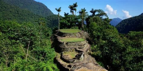 een luchtfoto van Ciudad Perdida, de verloren stad, omgeven door dichte jungle