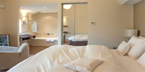 Interieurfoto van een moderne stacaravan met slaapkamers en badkamer.