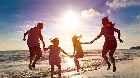 Foto van een gezin dat lachend uit de kikkerachtbaan stapt.