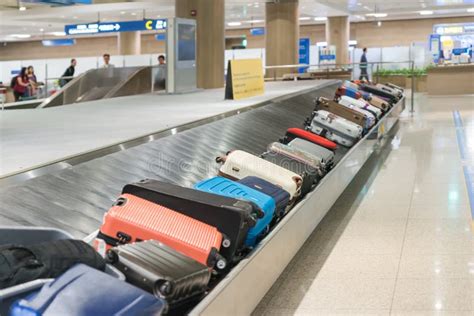 Illustratie van een verloren koffer op een bagageband op een luchthaven