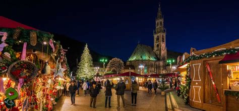 Sfeervolle kerstmarkt in een Duits stadscentrum met verlichte kraampjes en kerstbomen