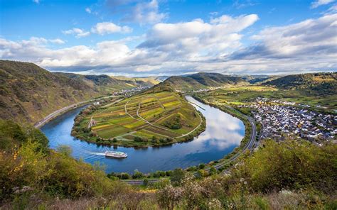 panoramisch uitzicht over de Moezel met wijngaarden en Zeltingen-Rachtig in de verte