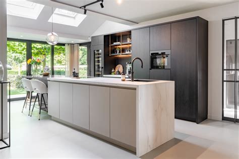 moderne keuken met kookeiland en toegang tot een groot terras