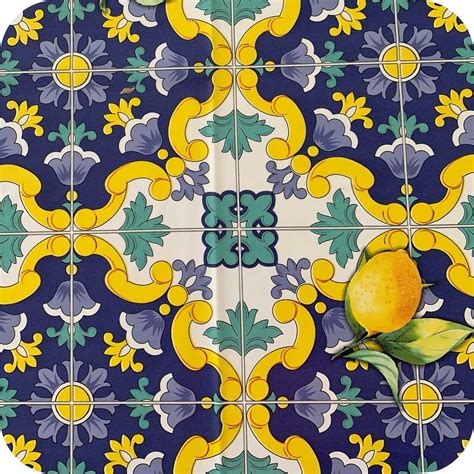 Illustratie van parkeermarkeringen op Ibiza (blauw, wit, geel)