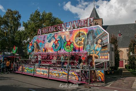 Kermisattracties met kleurrijke lichten en drukke bezoekers