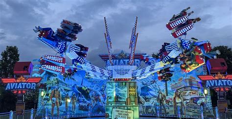 Diagram van de Aviator attractie met draaiende armen en stoelen