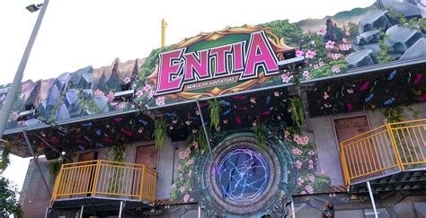 Futuristisch ogende attractie Entia met veel groen en planten