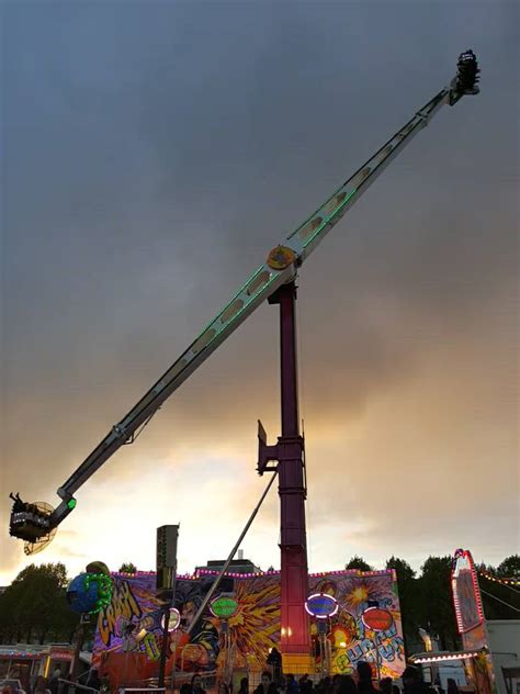 Grote kermisattractie Show Time met hoge uitzwaai