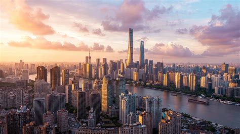 Panorama van de skyline van Manilla met een mix van moderne gebouwen en historische elementen.