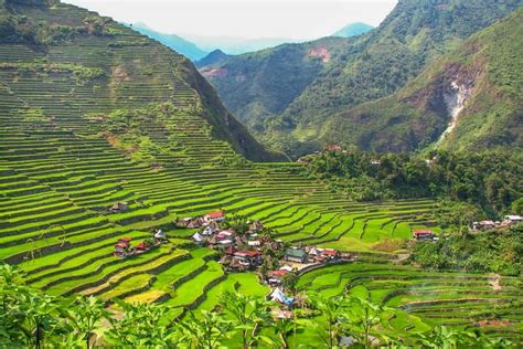 Indrukwekkende foto van de rijstterrassen van Banaue bij zonsopgang.