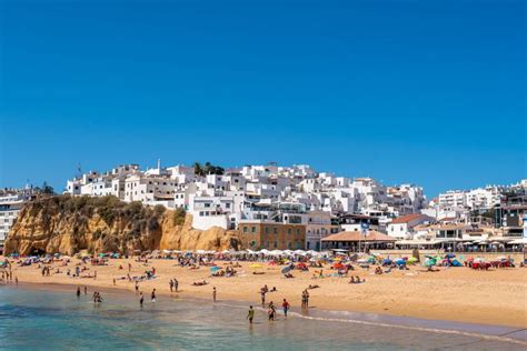 Panorama van de kustlijn van Albufeira met gouden rotsen en turkooizen water