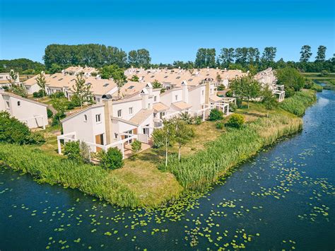 Artistieke impressie van Roompot Duinresort Dunimar met mediterraanse bungalows en bloemenvelden op de achtergrond