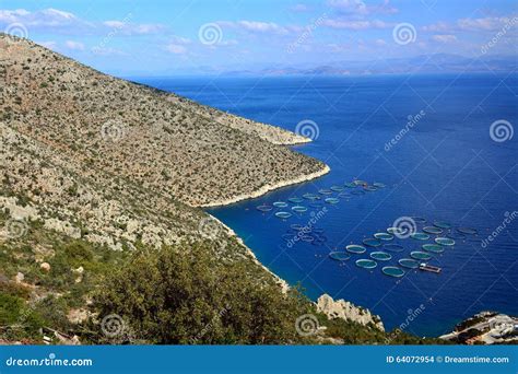 Panorama van de kustlijn van San Remo met de Middellandse Zee op de voorgrond en de stad die tegen de heuvels opklimt.