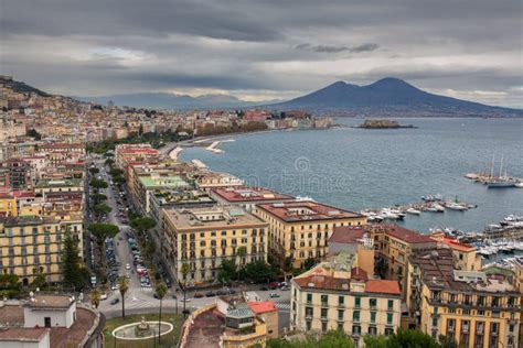 Panoramisch uitzicht op Sorrento met de Golf van Napels op de achtergrond, pastelkleurige gebouwen en weelderige vegetatie.