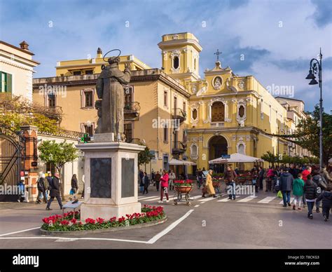 De levendige Piazza Tasso in Sorrento met terrassen, historische gebouwen en mensen die genieten van de sfeer.