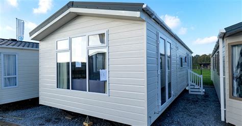 Showroom van De Bergjes met diverse stacaravans en chalets.