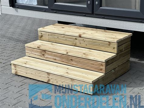 Detailfoto van een robuuste opstap van douglashout voor een stacaravan of chalet.