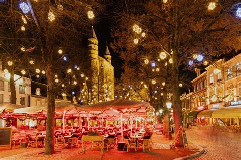 Vrijthof Maastricht in kerstsfeer met verlichting en kraampjes
