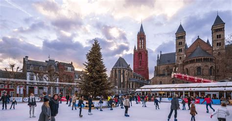 Schaatsbaan op het Vrijthof met replica van de Sint-Servaasbrug