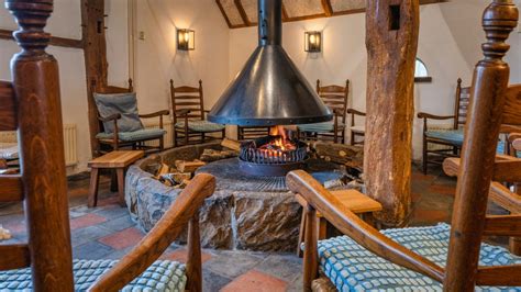 Een sfeervolle groepsaccommodatie met een open haard en comfortabele zitruimte