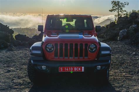 4x4 Jeep rijdt door ruig terrein op Mallorca met uitzicht op bergen