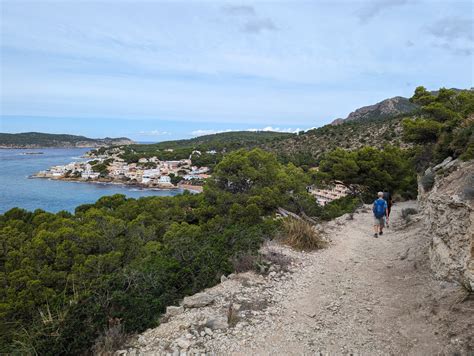 Panoramisch uitzicht op de bergen van de Tramuntana op Mallorca met een kronkelende weg