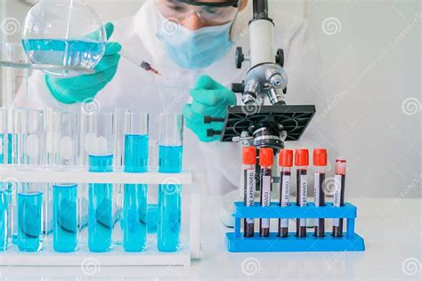 illustratie van een wetenschapper die werkt aan een vaccin