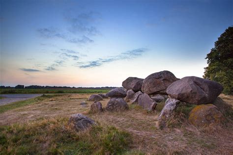 Landschap van Drenthe met bossen, heide en hunebedden