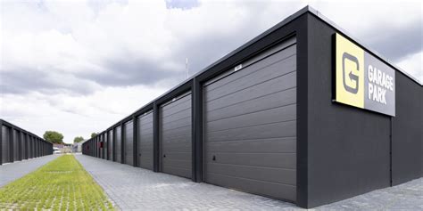 Plattegrond van een beveiligd garagepark met verschillende boxen en toegangswegen.