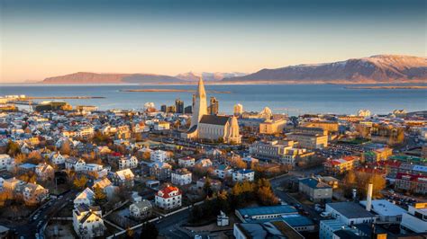 Uitzicht vanaf de Hallgrímskirkja over Reykjavik