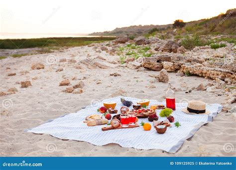 familie geniet van een picknick op het strand