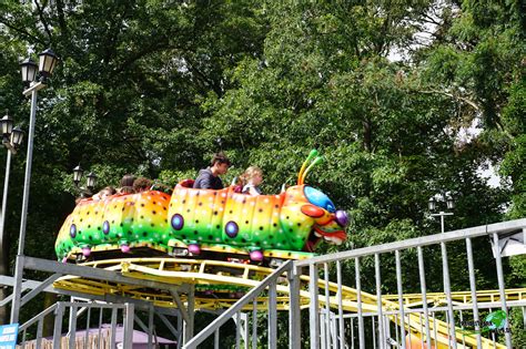 Foto van de kinderachtbaan Rupsje Mae in pretpark De Waarbeek