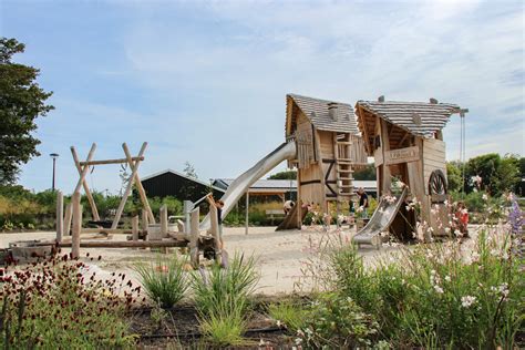 Oude foto van de speeltuin van Duinrell met nostalgische speeltoestellen